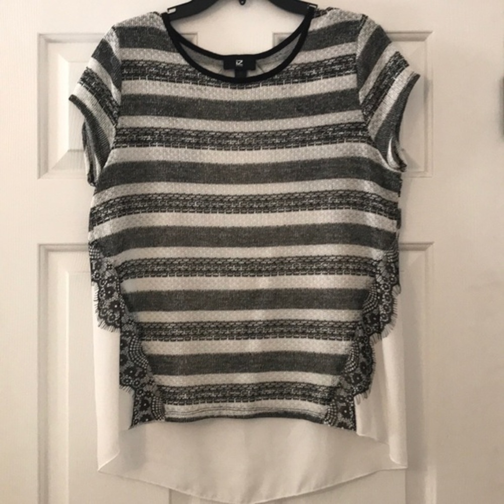 💜 Tops 3/$15 add to bundle for price!